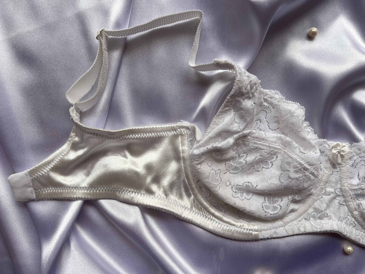 سوتین سفید زنانه ژاسمن مدل Coloniya کاپ D با دانتل آلمانی و طراحی فرمدهنده سینه