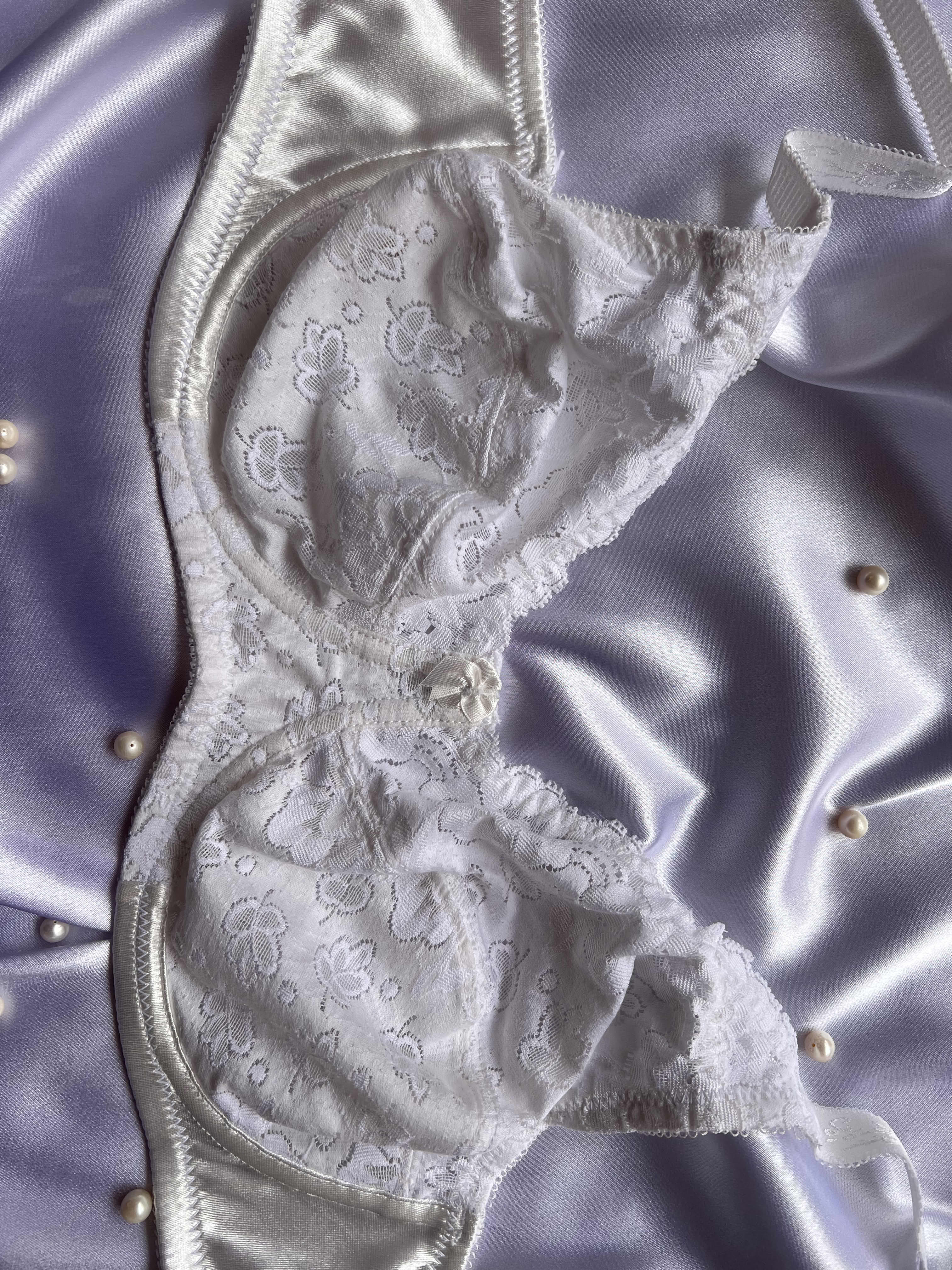 سوتین سفید زنانه ژاسمن مدل Coloniya کاپ D با دانتل آلمانی و طراحی فرم‌دهنده سینه