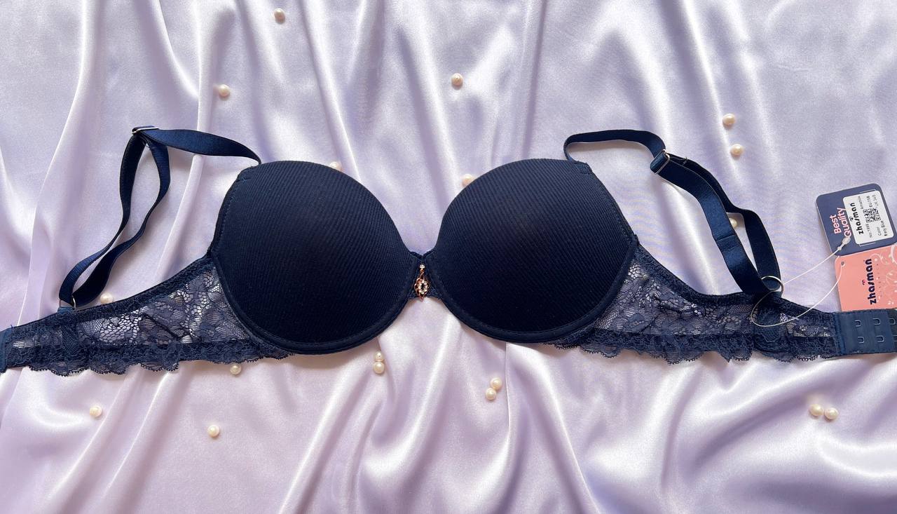 رنگ سرمه‌ای، با طراحی فنردار و کاپ ترک، ساخته شده با متریال آلمانی و ترک."