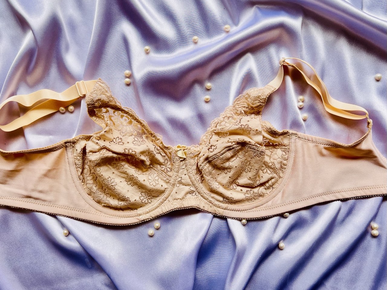 سوتین کرم زنانه ژاسمن مدل Coloniya کاپ D با دانتل آلمانی و طراحی فرم‌دهنده سینه